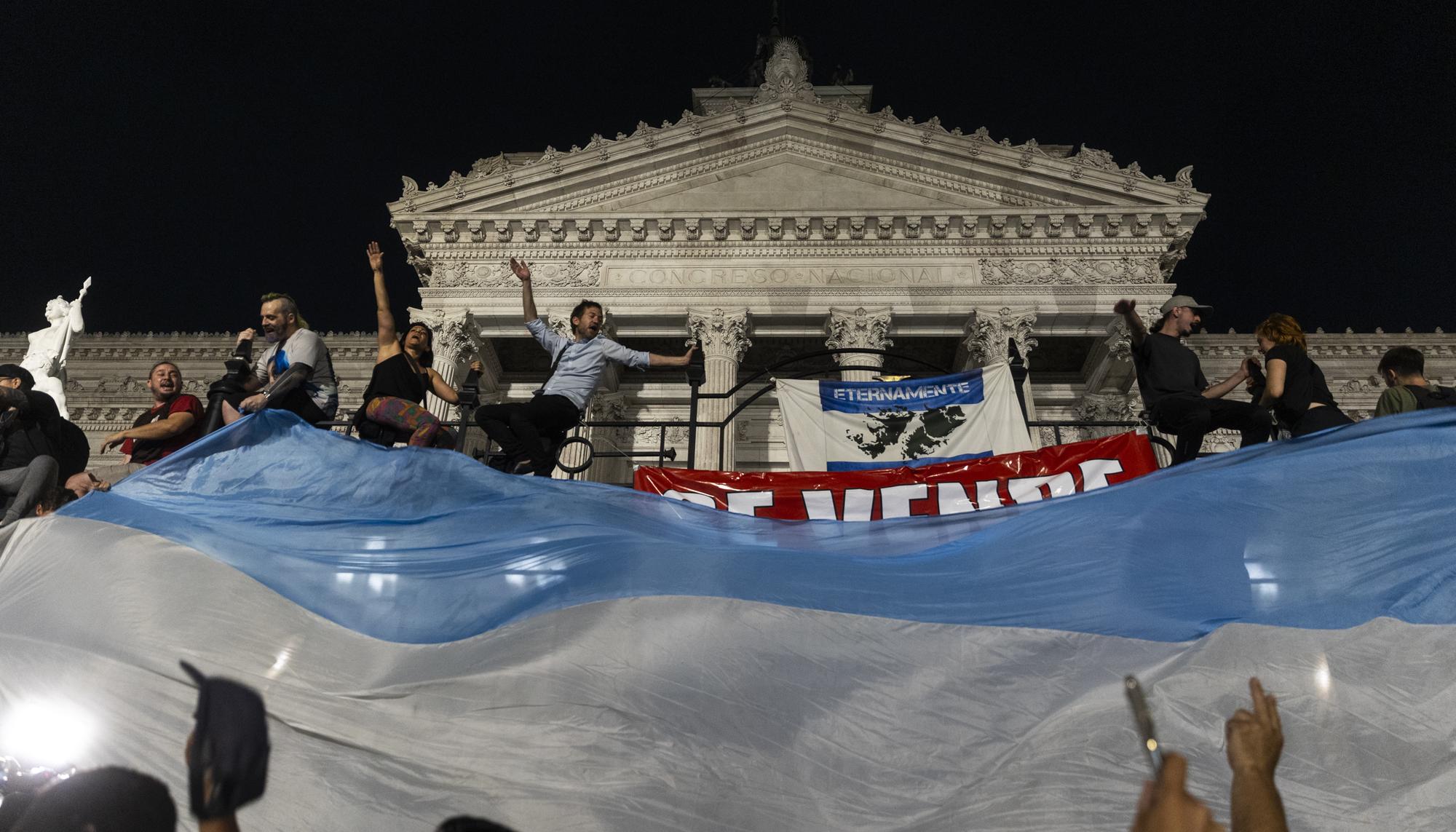 Cacerolazo para protestar contra el Decreto de Necesidad y Urgencia (DNU) anunciado por el presidente Javier Milei. - 18